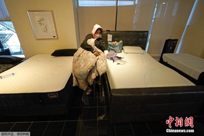 當(dāng)?shù)貢r間2月17日，美國得州的一家畫廊兼家具店內(nèi)，大批民眾來此避寒取暖，其中不乏一些人帶著被子來過夜。美國近日遭遇極寒天氣侵襲，多地氣溫創(chuàng)近年新低，其中得州災(zāi)情最嚴(yán)重，暴風(fēng)雪導(dǎo)致電網(wǎng)在酷寒中癱瘓，約400萬居民家中長時間停電。美國國家氣象局表示，得州休斯敦等地的氣溫甚至比靠近北極圈的阿拉斯加還要低。