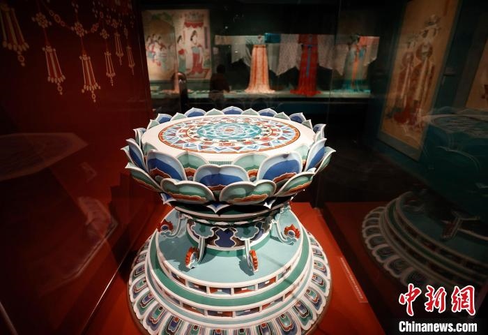 展覽現場仿自第9窟壁畫上的須彌座 杜洋 攝