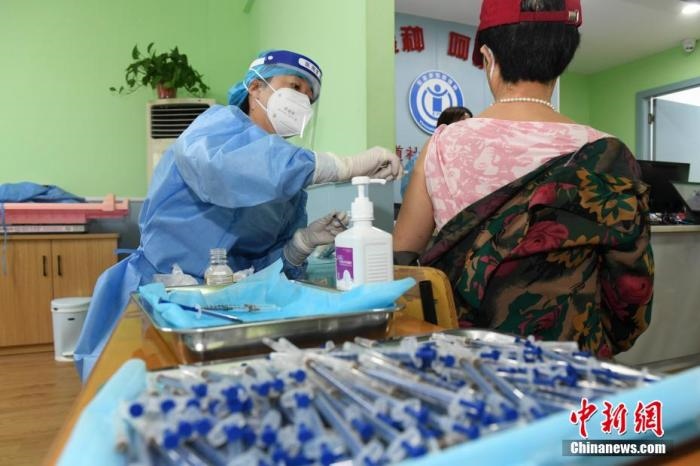 資料圖：市民來到醫(yī)院接種新冠疫苗。 楊華峰 攝