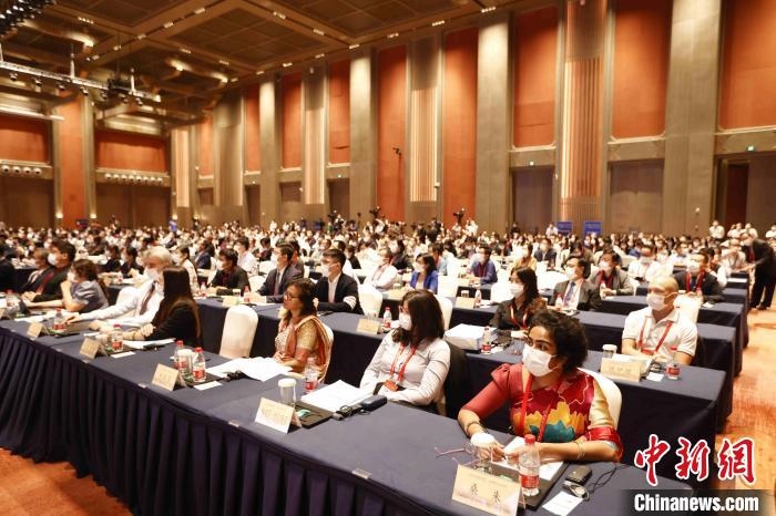 500余名專家學者、嘉賓代表以線上線下方式參加開幕式?！∈⒓样i 攝