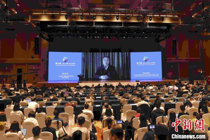 中國工程院院士、“人民英雄”國家榮譽稱號獲得者張伯禮通過視頻發(fā)表主旨演講?！∈⒓样i 攝