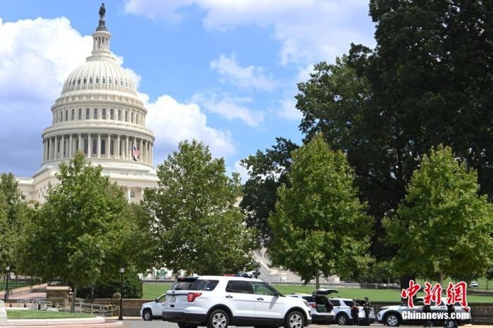 當(dāng)?shù)貢r(shí)間8月19日，一名男子駕駛黑色皮卡至國會(huì)圖書館前，并聲稱車上有炸彈。該事件導(dǎo)致美國國會(huì)大廈周邊街道封鎖，警方還疏散了周邊國會(huì)辦公樓和聯(lián)邦最高法院里的工作人員。圖為警方在美國會(huì)大廈西側(cè)廣場警戒。 <a target='_blank' href='http://www.chinanews.com/'>中新社</a>記者 陳孟統(tǒng) 攝