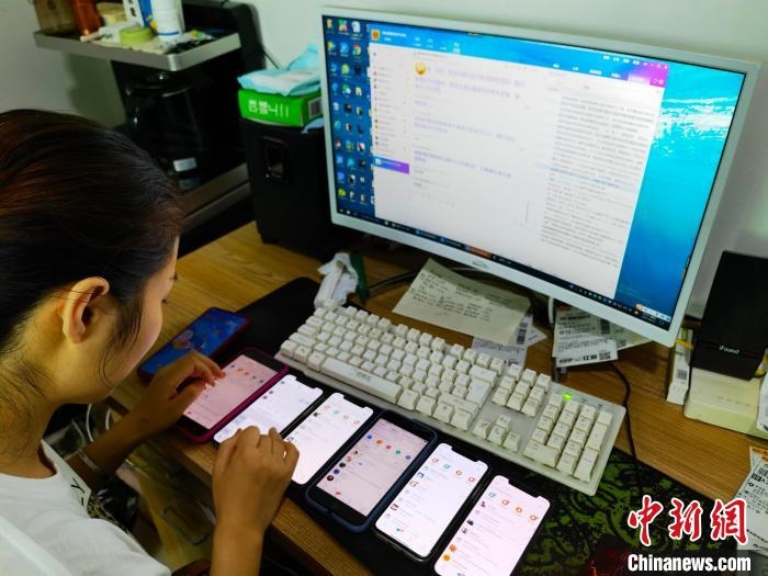 圖為網(wǎng)絡(luò)客服為網(wǎng)上“專車座套”客戶答疑釋惑?！巫雍?攝