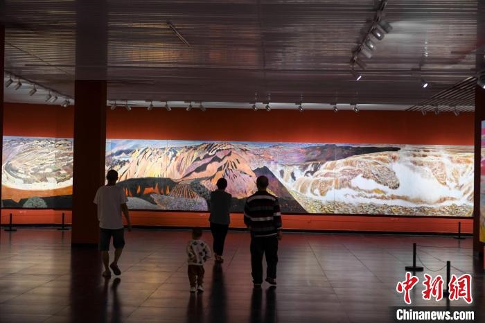 162米巨幅油畫長卷《黃河》吸引市民駐足觀看?！钊A峰 攝