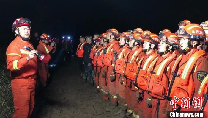 平遙縣消防救援大隊(duì)大隊(duì)長(zhǎng)龔宇作總攻發(fā)起前的動(dòng)員?！￠Z旭輝 攝