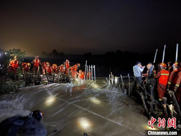 消防員分成左右兩路，同時(shí)發(fā)起決口封堵總攻。　閆旭輝 攝