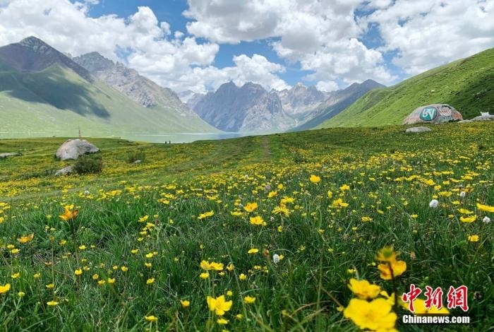位于青海省果洛藏族自治州久治縣的年保玉則意為“神圣不可侵犯的地方”，山形如蓮花，總面積3469平方公里，保存有冰蝕地貌、冰磧地貌、現(xiàn)代冰川等地質(zhì)遺跡，有“天神后花園”之稱。
<a target='_blank' href='http://www.chinanews.com/'>中新社</a>記者 孫睿 攝