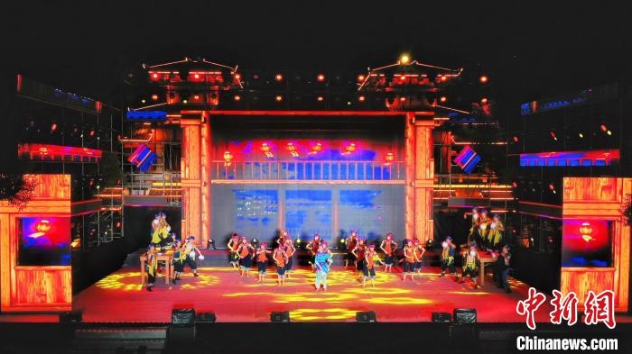2021昭君文化旅游活動專場晚會現(xiàn)場?！≈苄橇?攝