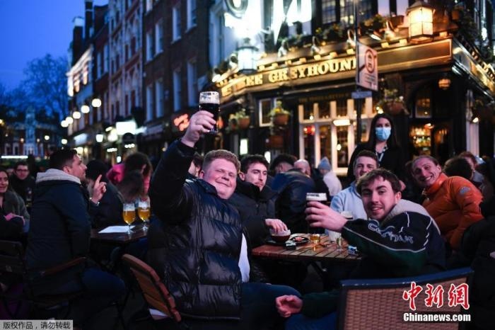 當?shù)貢r間2021年4月12日，英國進入放松疫情封鎖措施的第二階段。商鋪、理發(fā)店、健身房等被允許重新開張，酒吧和餐館也可以在室外營業(yè)。據(jù)悉，酒吧解封的第一晚，倫敦大批民眾在市中心喝酒跳舞，場面宛如狂歡節(jié)。
