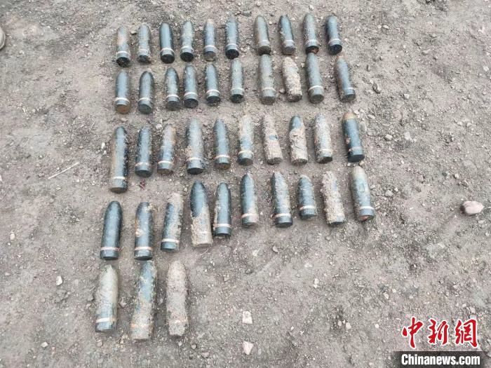 圖為發(fā)現(xiàn)的遺留炮彈?！√厝崭駱?攝