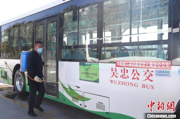 工作人員正在對公交車進(jìn)行消殺?！∮诰?攝