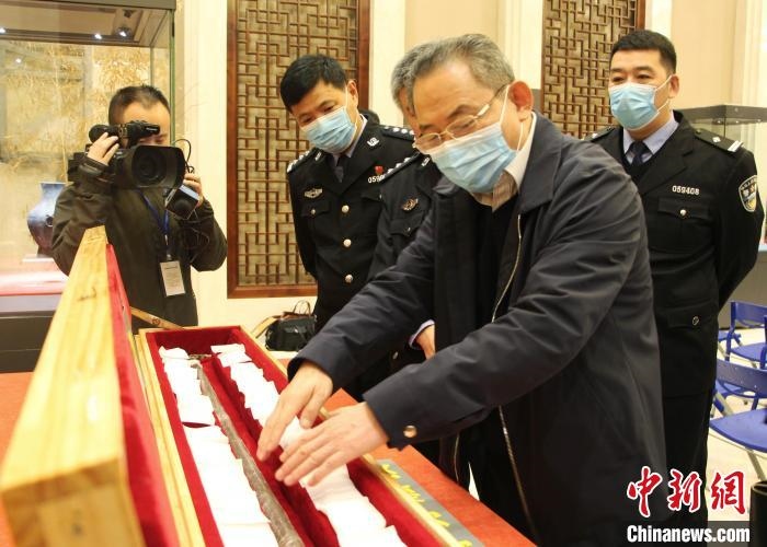 山東博物館館長鄭同修介紹涉案文物龍首錯銀木柲銅杖?！≮w曉 攝