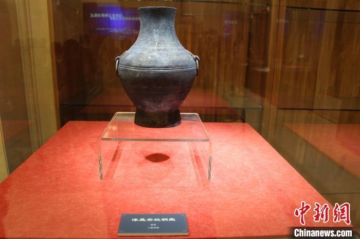 二級文物戰(zhàn)國時期漆蓋云紋銅壺。　趙曉 攝