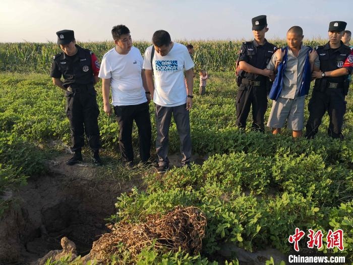 資料圖：犯罪嫌疑人辨認(rèn)作案現(xiàn)場?！〖蜗榭h公安局供圖