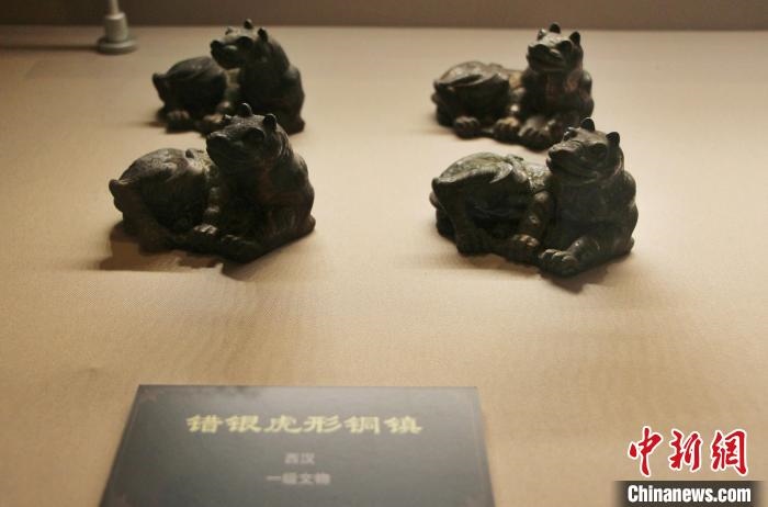 一級文物錯銀虎形銅鎮(zhèn)。　趙曉 攝