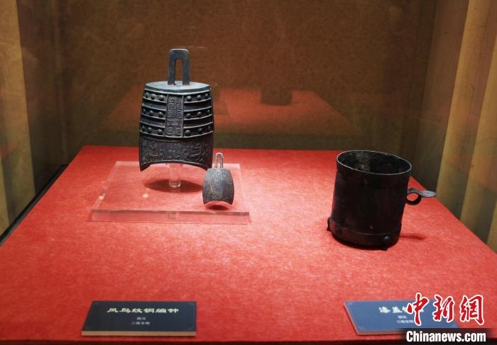 二級文物西漢鳳鳥紋銅編鐘、漆蓋銅卮?！≮w曉 攝