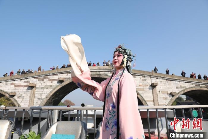 2019京杭對話的大運河京杭雅集活動中，浙江昆劇團國家一級演員楊崑在中國大運河(杭州段)上進行表演?！⌒燔?攝 攝
