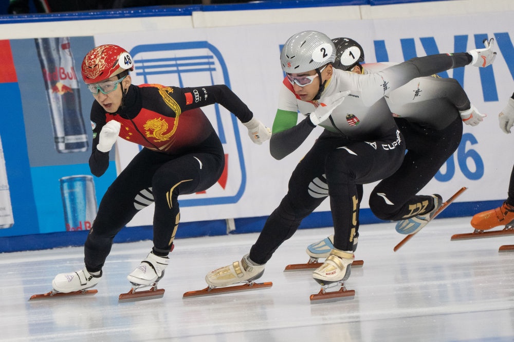 11月20日，中國選手武大靖(左)和匈牙利選手劉少林在比賽中。劉少林奪得冠軍，武大靖獲得第四名。新華社發(fā)(弗爾季·奧蒂洛 攝)