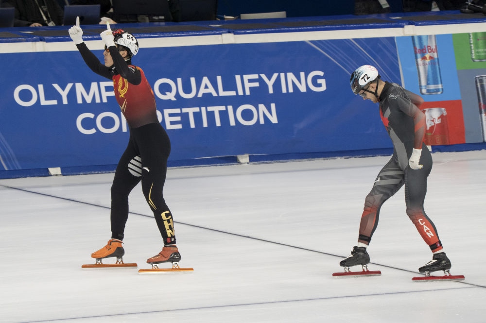 11月20日，任子威(左)在比賽后慶祝。新華社發(fā)(弗爾季·奧蒂洛 攝)