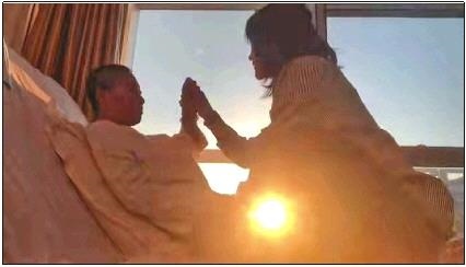 每天早上媽媽醒來后，母女倆都會(huì)迎著晨曦握手、擊掌?！∫曨l截圖