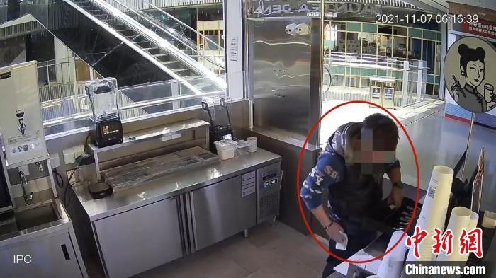 嫌疑人實施犯罪行為的監(jiān)控視頻。 黃浦公安供圖