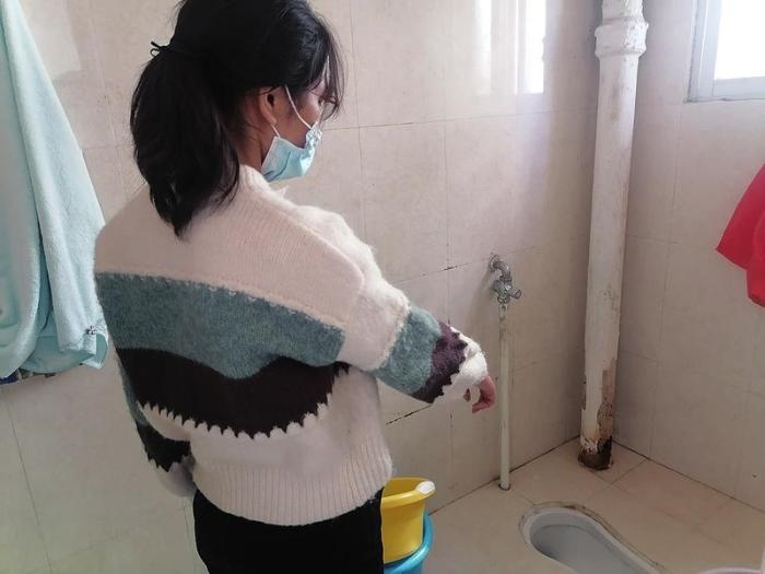  劉小姐在網(wǎng)上找人疏通出租屋里的廁所，被收費(fèi)5380元