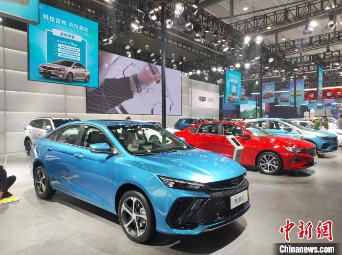 長(zhǎng)沙國際車展上展出的汽車?！√菩∏?攝