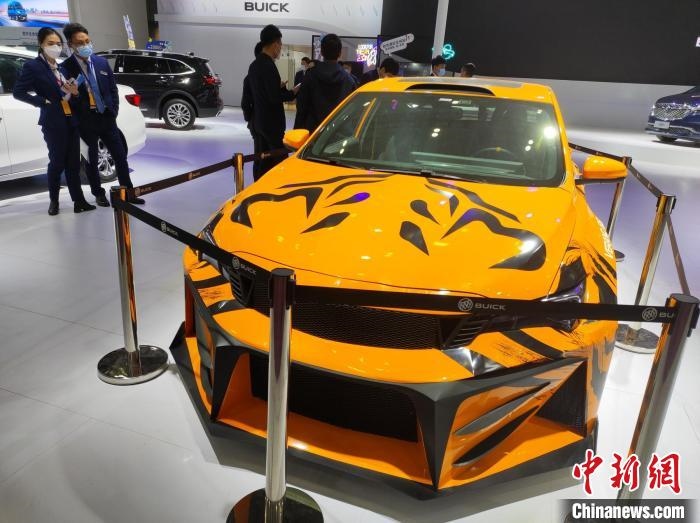 長(zhǎng)沙國際車展上展出的汽車?！√菩∏?攝