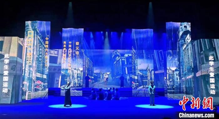 圖為“百年風(fēng)華”大型音樂史詩劇現(xiàn)場(chǎng)?！⒑ｌ` 攝