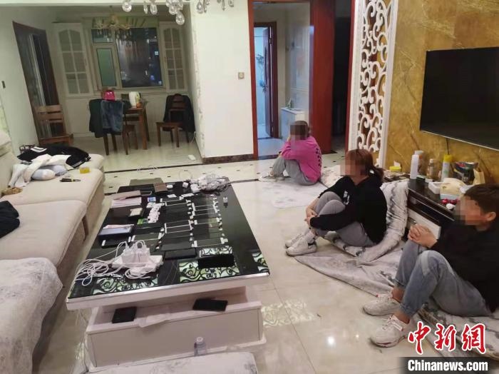 資料圖為果洛藏族自治州公安民警抓獲的犯罪嫌疑人。　瑪沁縣公安局供圖