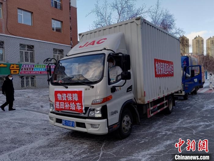 圖為滿洲里物資保障巡回補(bǔ)給車隊(duì)配貨現(xiàn)場?！∏靥饌?攝