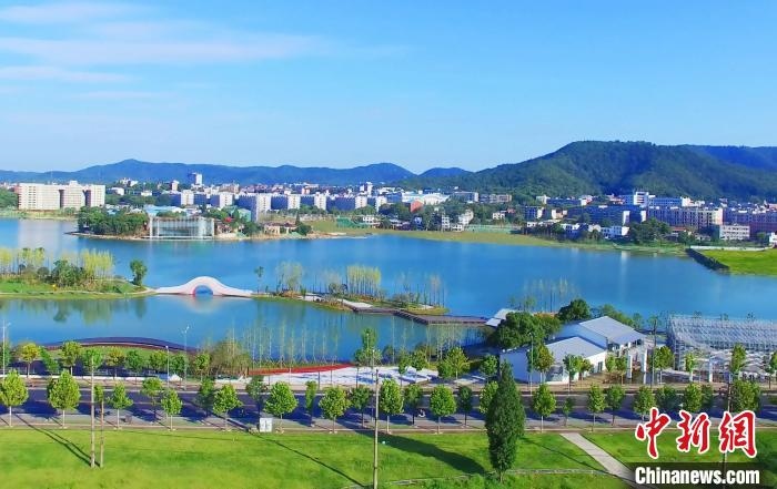 后湖藝術(shù)園?！√菩∏?攝