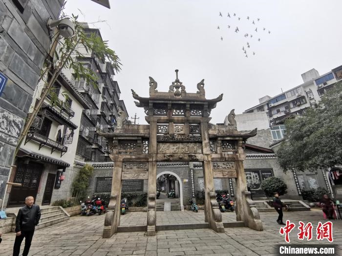 “道冠古今”牌坊?！×荷?攝