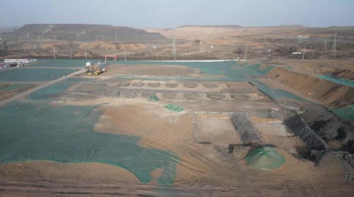 2021年12月11日，督察組使用無人機(jī)拍攝，神木市蘭炭產(chǎn)業(yè)特色園區(qū)檸條塔片區(qū)廢水集中處理設(shè)施僅完成部分基礎(chǔ)建設(shè)