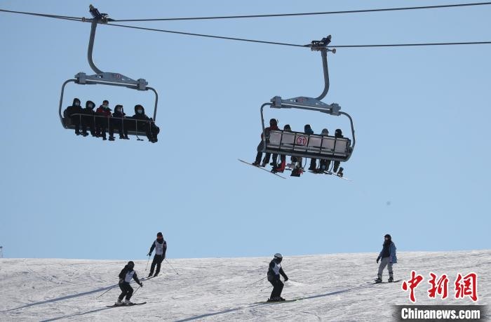 圖為滑雪場現(xiàn)場?！≡S婷 攝