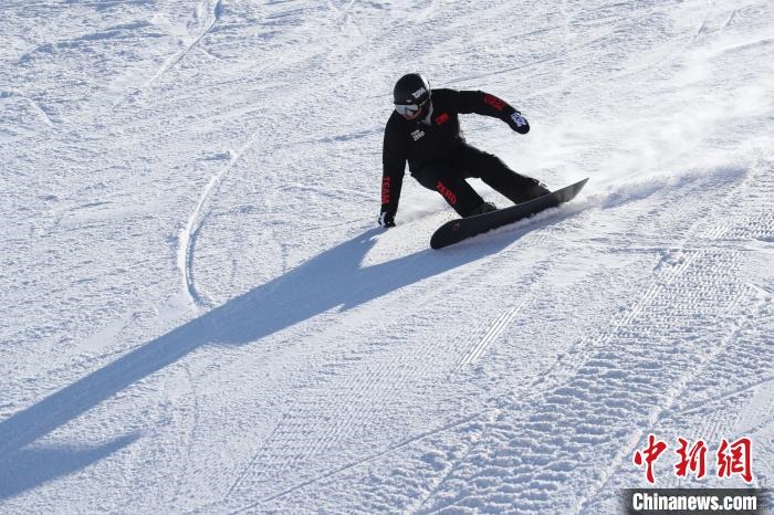 圖為滑雪場現(xiàn)場?！≡S婷 攝