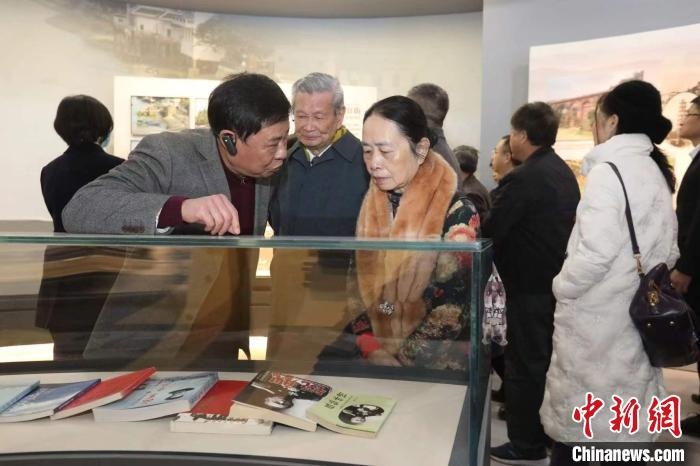 船政后裔在參觀新館?！￡悤造o 攝