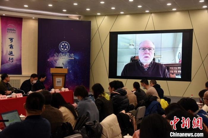 美國(guó)伊利諾伊大學(xué)教授理查德？克魯切爾通過(guò)視頻點(diǎn)評(píng)FAST測(cè)量星際磁場(chǎng)最新研究成果。　<a target='_blank' href='/'>中新社</a>記者 孫自法 攝
