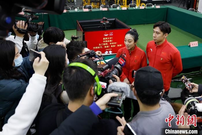 1月5日晚，全力沖刺北京冬奧學習座談會在北京舉行。座談會后，中國花樣滑冰雙人滑組合隋文靜、韓聰接受記者采訪。 <a target='_blank' href='/'>中新社</a>記者 富田 攝