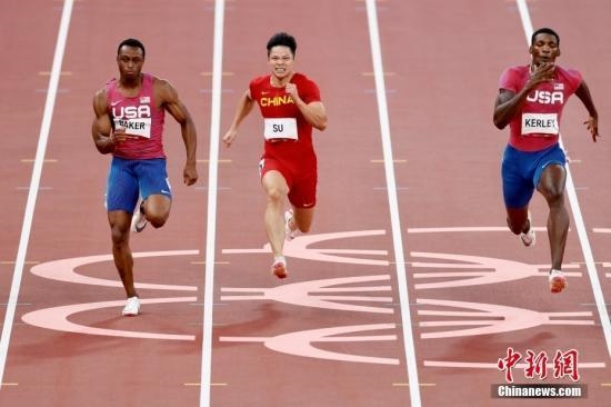 資料圖：北京時間8月1日晚，在東京奧運會男子百米決賽中，中國選手蘇炳添以9.98秒的成績獲得第六名，作為首位闖進奧運男子百米決賽的中國人，他再次創(chuàng)造了歷史。圖為蘇炳添在比賽中。<a target='_blank' href='/'>中新社</a>記者 富田 攝