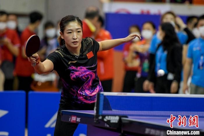劉詩雯在2021年全國乒乓球“業(yè)余球王”總決賽中與選手互動交流球技?！●樤骑w 攝