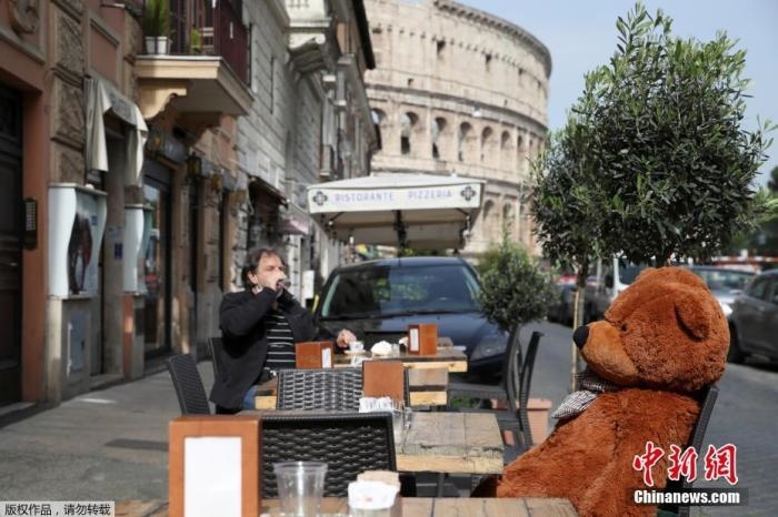 資料圖：意大利羅馬斗獸場附近的酒吧，顧客在露臺上喝酒。