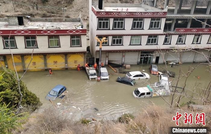 救援人員正在丹巴一處民房被淹處搜尋和轉(zhuǎn)移人員?！≈苡?攝