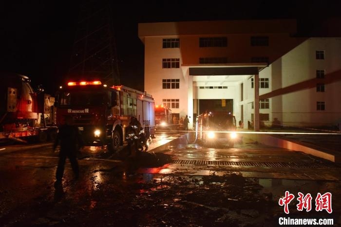 丹巴關(guān)州電站外多臺(tái)消防車輛正在開展排水作業(yè)。　周勇 攝