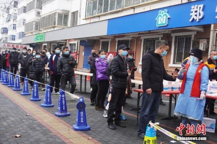 資料圖：1月7日，河南鄭州，市民有序排隊(duì)進(jìn)行核酸檢測(cè)。<a target='_blank' href='/'>中新社</a>記者 劉鵬 攝