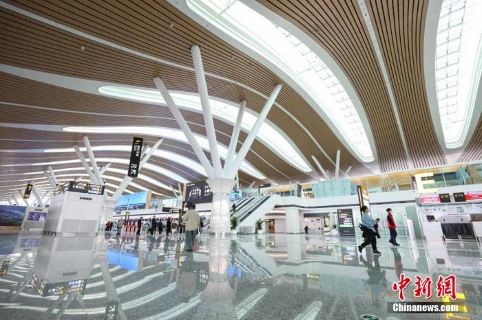 資料圖：貴陽龍洞堡國際機場T3航站樓出發(fā)大廳。 瞿宏倫 攝