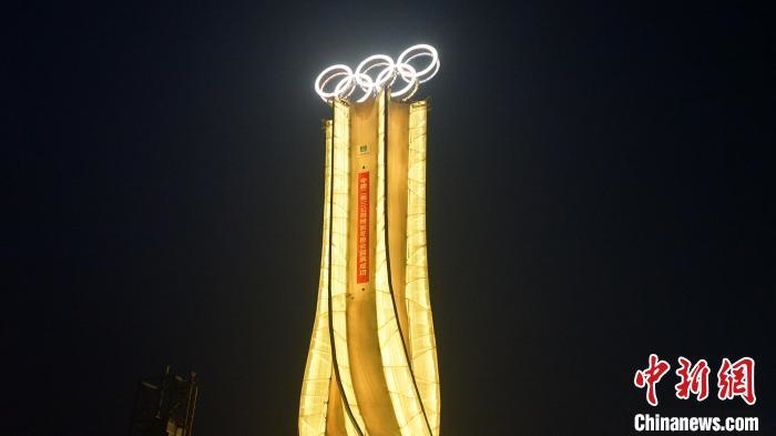 1月25日，由中建二局三公司承建的“海陀塔”順利竣工，奧運五環(huán)閃耀延慶冬奧賽區(qū)。　中建二局三公司供圖
