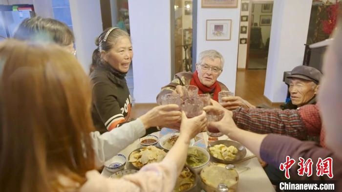 圖為賀歲紀(jì)錄片《“洋女婿”的中國(guó)年》劇照。　胡遠(yuǎn)航 攝