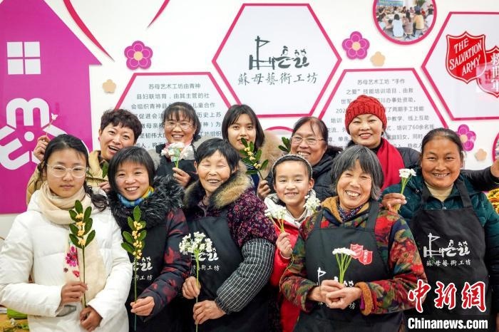 “蘇母藝術工坊”文創(chuàng)工作室的姐妹們。　古良駒 攝