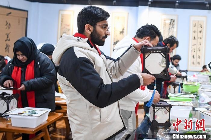 巴基斯坦留學(xué)生制作燈籠。　楊華峰 攝